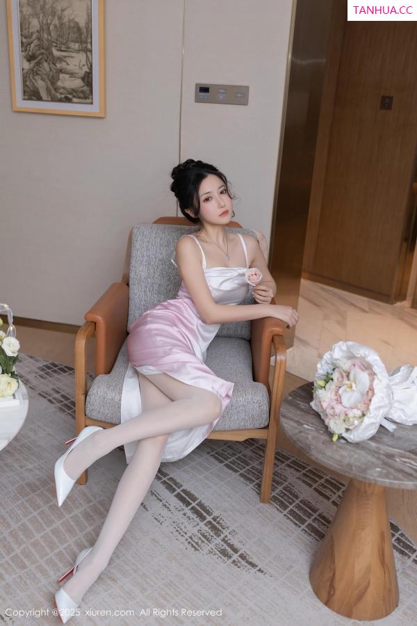 鱼子酱fish  [XiuRen]高清写真图 2025.02.19 No.9907 鱼子酱Fish 丝袜美腿第10张图片